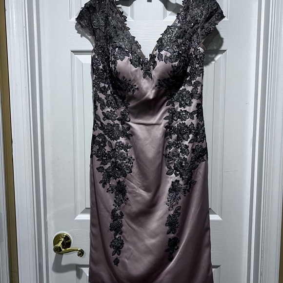 NWT La Femme - 21683 Lace Embellished Cocktail Dress size
8 / Champagne/Gray - Picture 4 of 11